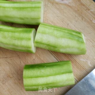 鲜虾煎蛋丝瓜面的做法步骤：1
