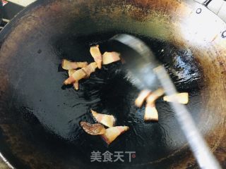 萝卜干黄豆炒腊肉的做法步骤：2