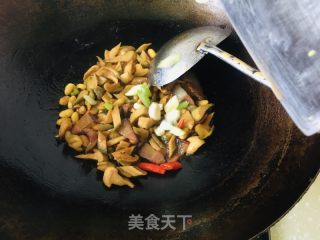 萝卜干黄豆炒腊肉的做法步骤：6