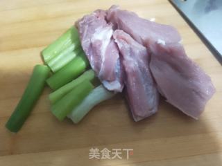 酸菜炖猪肉的做法步骤：1