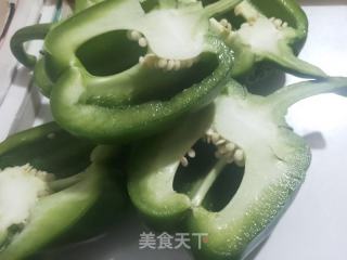 大辣椒炒肉的做法步骤：1