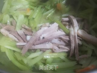 芹菜炒肉丝的做法步骤：4