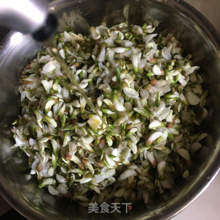 粉蒸槐花麦饭的做法步骤：2