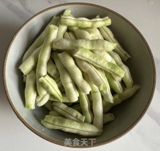 白不老豆角炖翅根的做法步骤：2