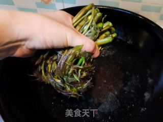 香椿炒鸡蛋的做法步骤：2