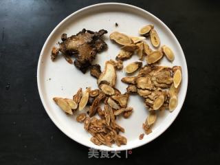 中药养颜汤的做法步骤：1